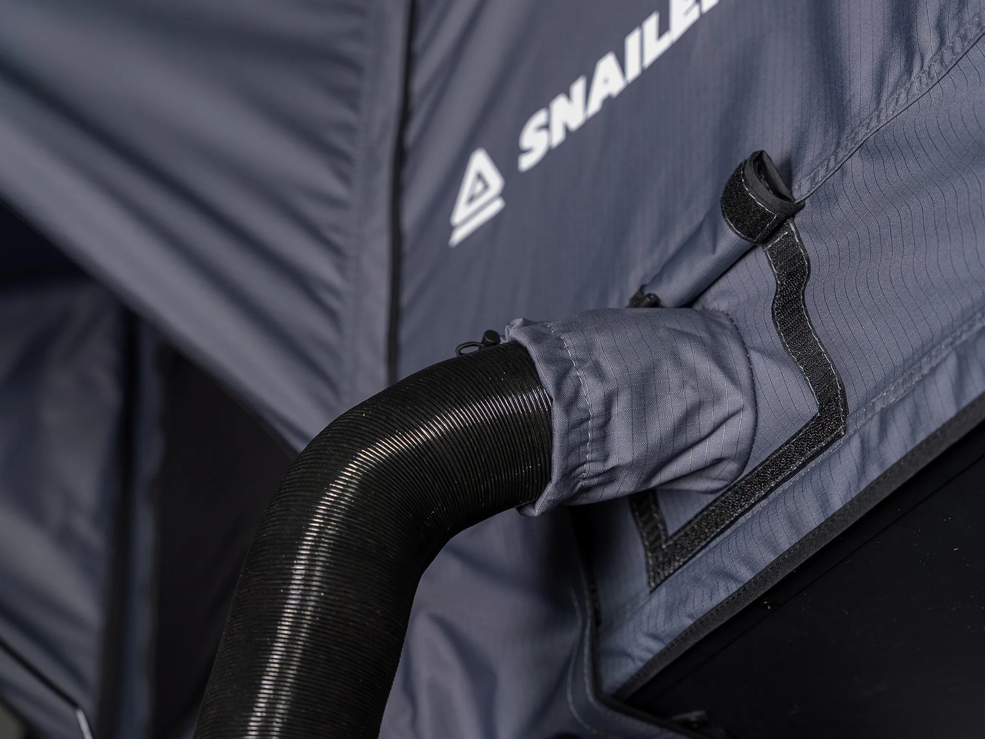 SNAILER® Abis MAX, cort de plafon auto cu carcasă rigidă pentru famili