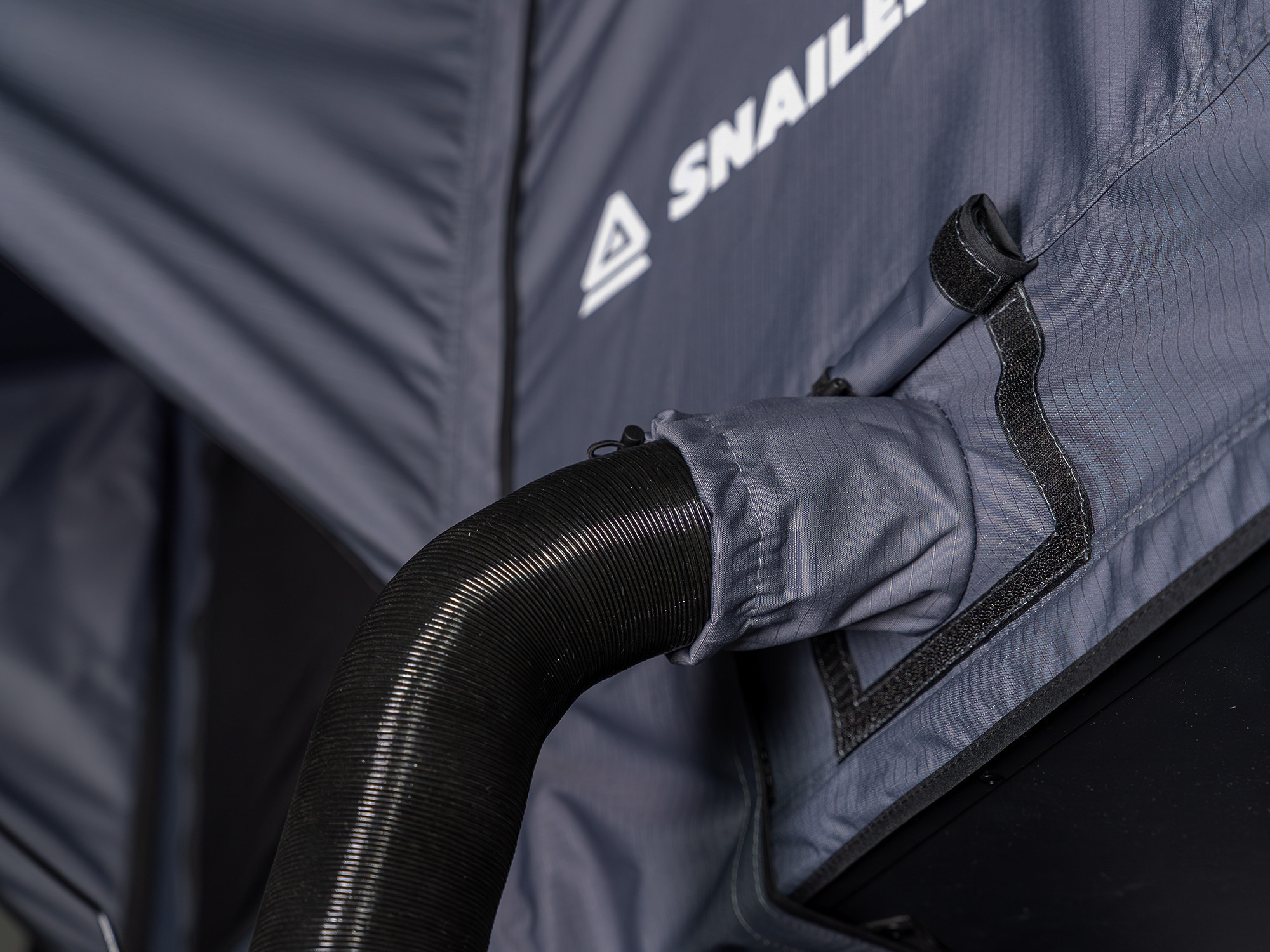 SNAILER® Abis MAX, cort de plafon auto cu carcasă rigidă pentru famili