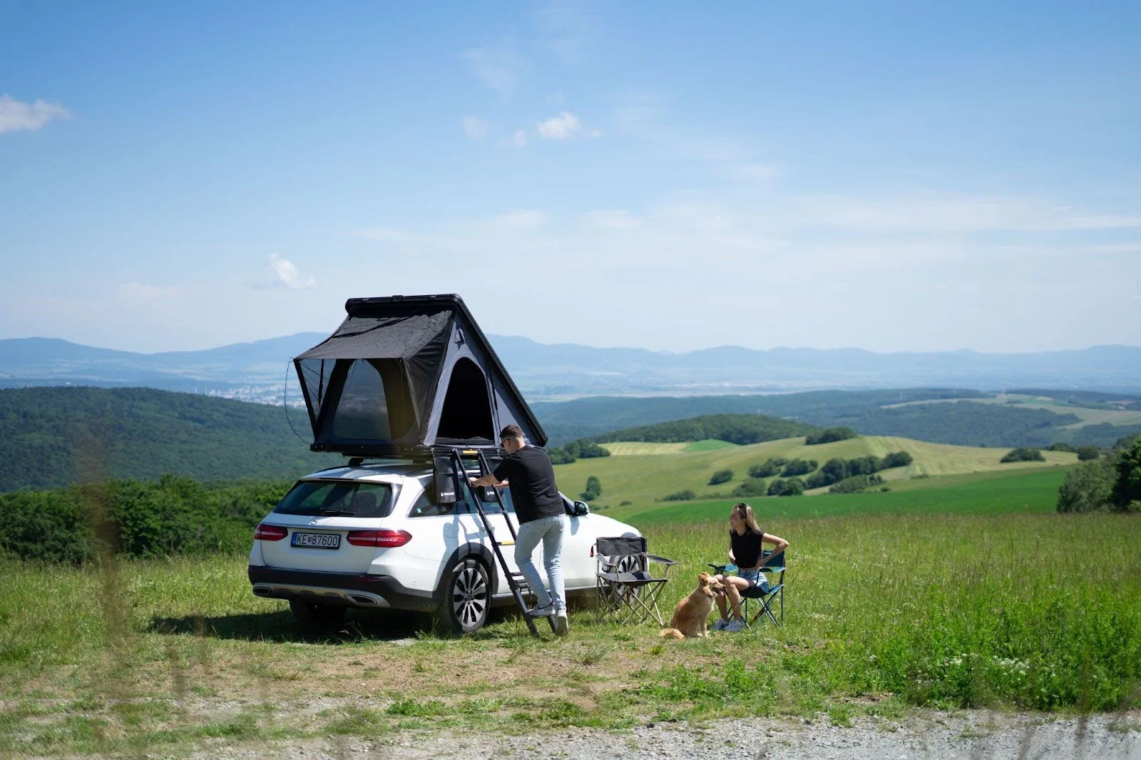Cort de plafon SNAILER Alduo montat pe un Mercedes E-class All-terrain în natura din estul Slovaciei