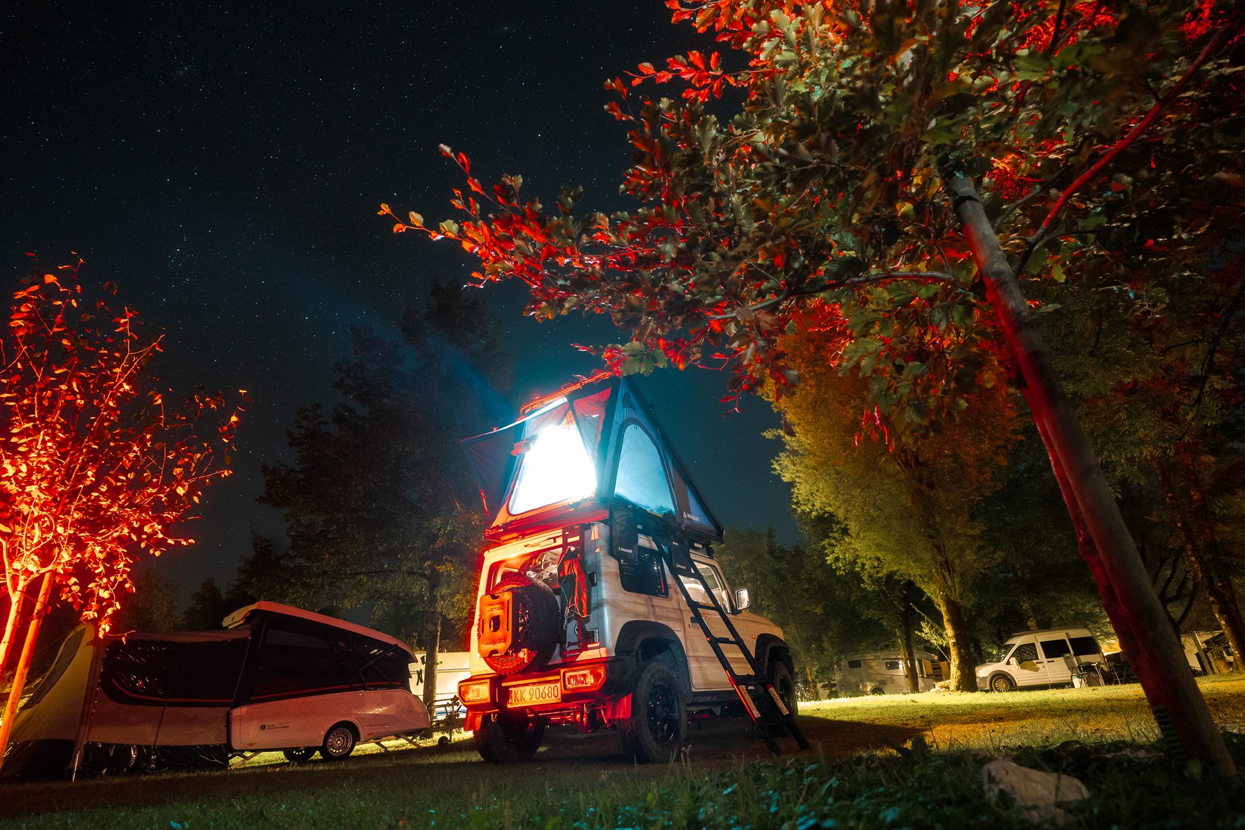 Cort de plafon Snailer iluminat într-un camping noaptea